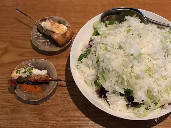 Tahta masada etli ve sebzeli salata.