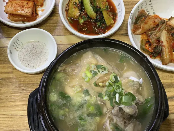 Geleneksel Kore yemekleri, kimchi, kimchi, kimchi ve kimchi ile geleneksel Kore çorbası.