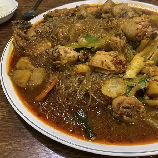 Asya mutfağı. Domuz etli ve tavuklu erişte. en üstteki görünüm.