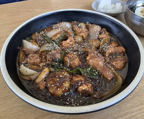 Kore yemeği baharatlı godon eriştesi, domuz eti, kimçi, Kore yemeği.