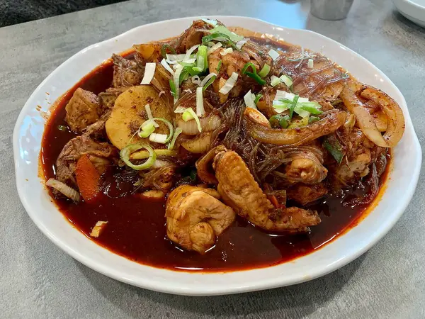 Deniz ürünleri ve sebze ile Asya erişte