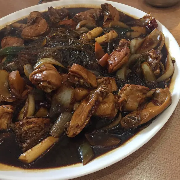 Tavuğu sebze ve baharatla kızart.