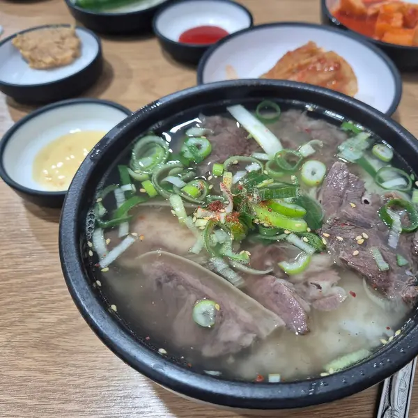 Geleneksel Kore yemekleri, lezzetli et çorbası.