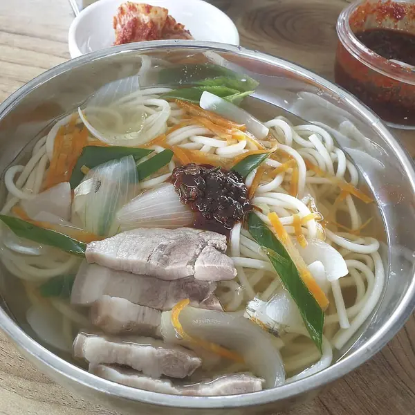 Kore çorbası, tavuk ve sebze, yakın plan.