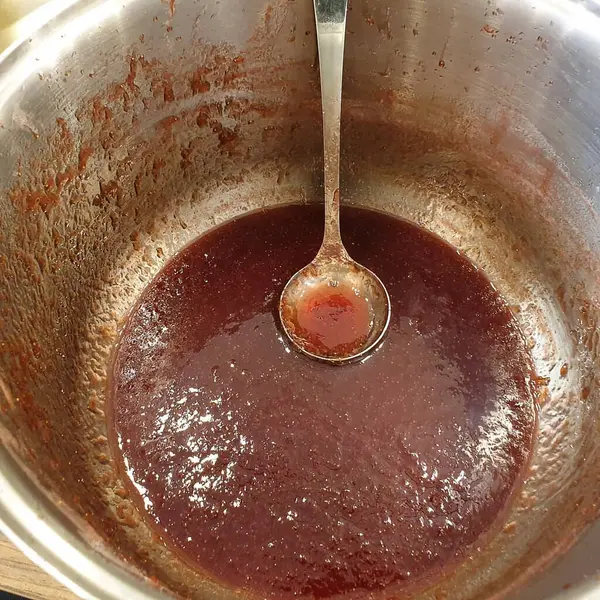 Bir kase sıcak çikolataya yaklaş.