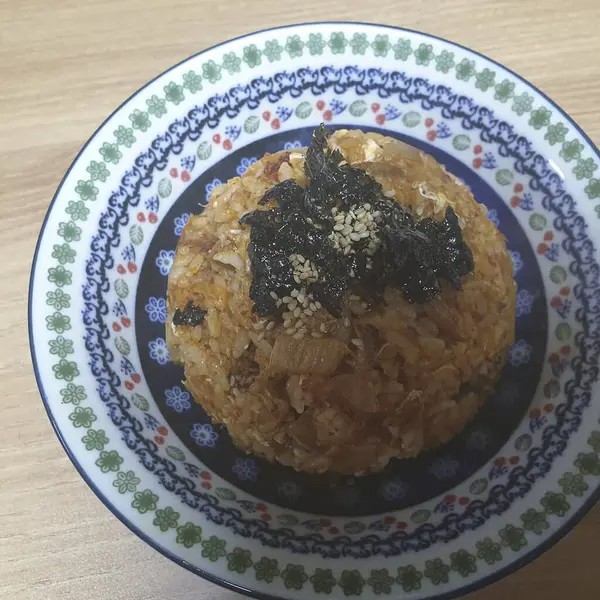 Siyah ve yeşil pirinçli Kore yemeği.