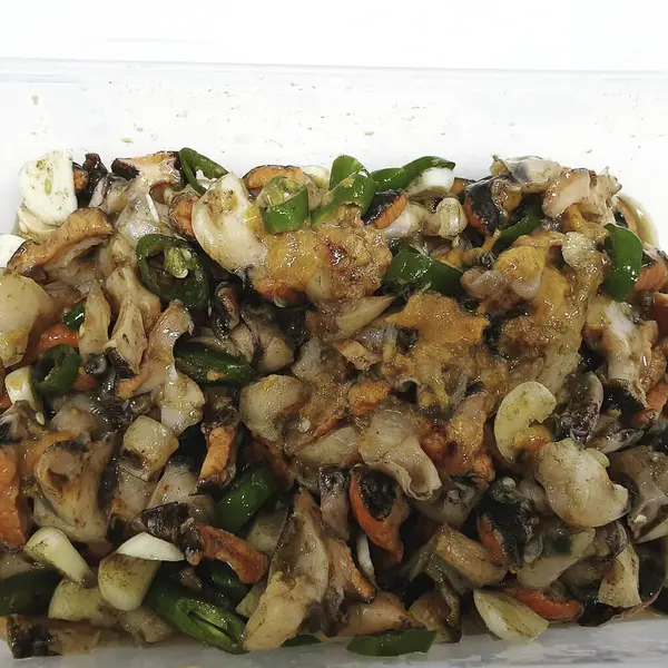 Kızarmış tavuğu sebze ve baharatla karıştır.