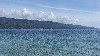 Mavi su ve gökyüzündeki bulutlar