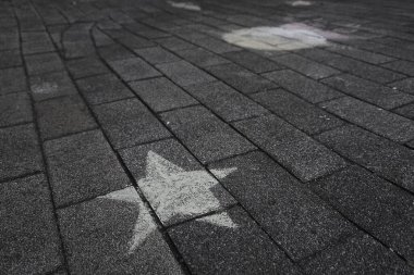 Bir evin tepesindeki yıldızın yakın çekim görüntüsü.