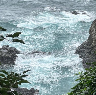 Dalgalar kayalıklara çarpıyor.