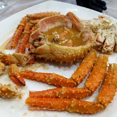 Tabağında buz olan taze deniz ürünleri.