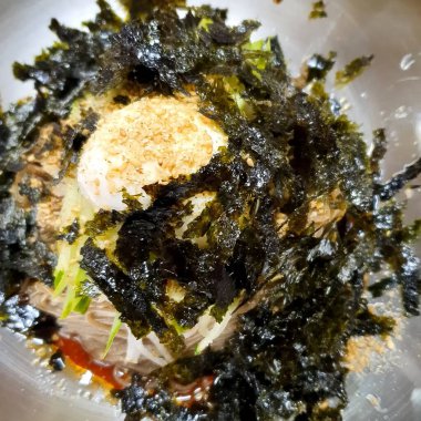 Tavada kızarmış tavuk.