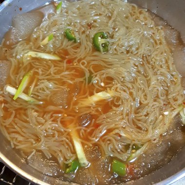 Sebzeli Tayland eriştesi, kızarmış erişte ya da siyah kasede yumurtalı erişte..