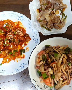 Lezzetli Asya yemeklerinin yakın görüntüsü