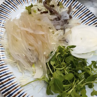 Taze lahana ve soğanlı salata