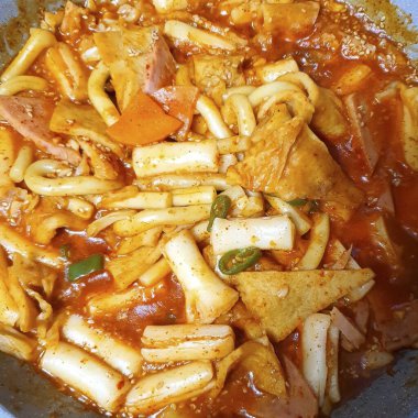 Tayland usulü kızarmış erişte.