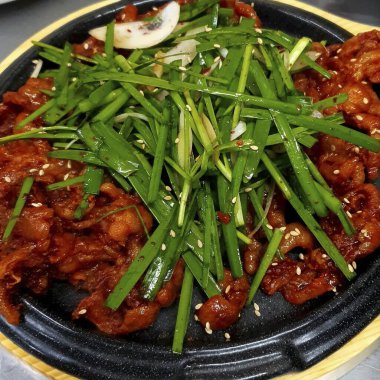 Sebze ve soslu kızarmış domuz eti.