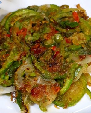 Kızarmış sebze ve sos