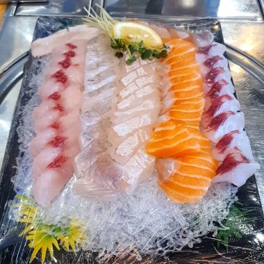 Buz ve limonlu taze somon.