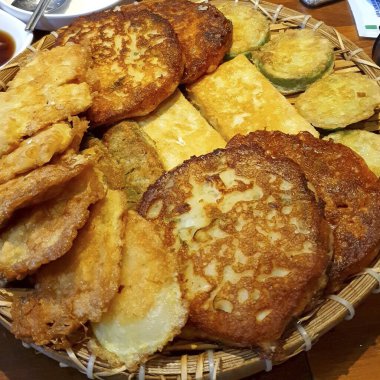 Lezzetli Asya yemeklerinin yakın görüntüsü