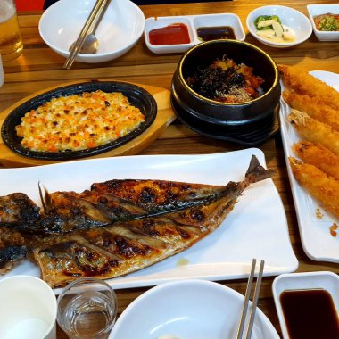 Sebze ve soslu ızgara balık.