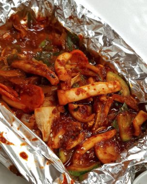 Kore yemeği, kızarmış domuz, sebze ve kimchi.