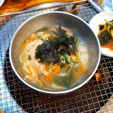 Lezzetli Asya yemeklerinin yakın görüntüsü