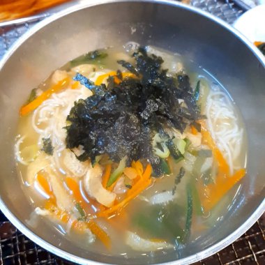 Geleneksel Kore erişte çorbası