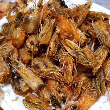 Limonlu ve baharatlı kızarmış balık.