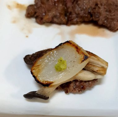 Patates ve sebzeli kızarmış balık.