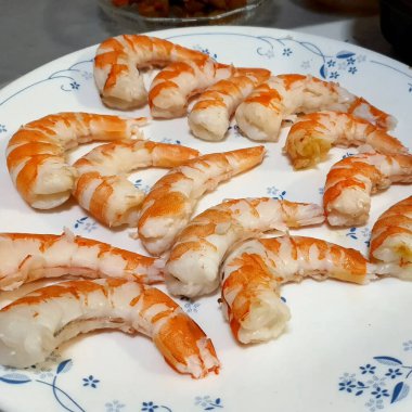 Tabakta taze karides var.