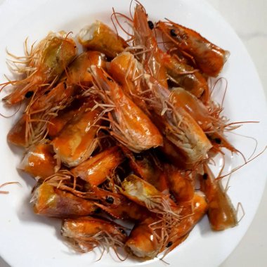 plaka üzerinde kızarmış karides