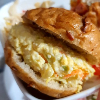 ekmek ve sebze kızarmış yumurta