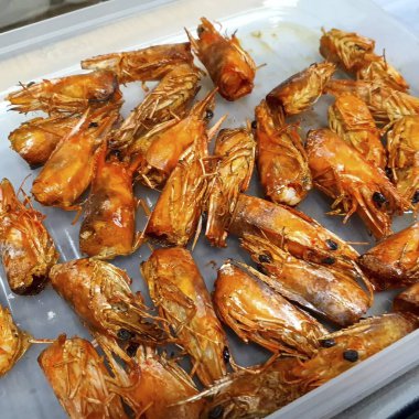 Tavada sarımsaklı kızarmış karides.