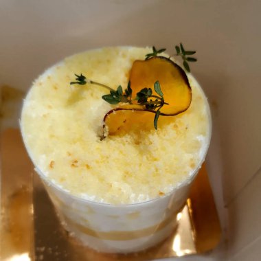 Beyaz bardaklı bir kadeh şampanya.