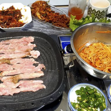 Lezzetli Asya yemeklerinin yakın görüntüsü