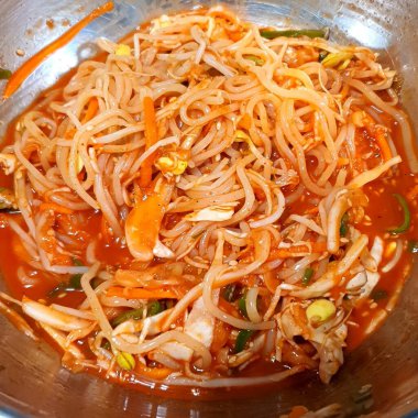 Tayland eriştesi, sebzeli kızarmış tavuk.