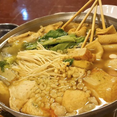 Tavuk ve sebzeli erişte çorbası.