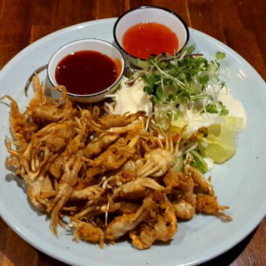 Salata, kızarmış kalamar ve kalamar ile kızartılmış karides.,