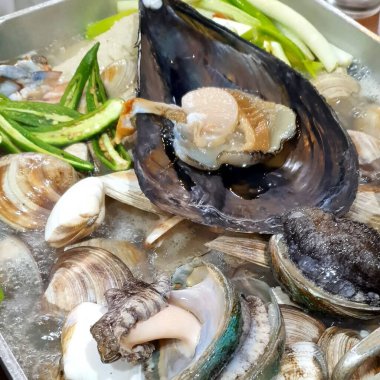 Taze deniz ürünleri, midye ve balık.