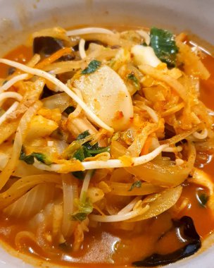 Sebzeli ve pirinçli baharatlı Tayland yemeği.