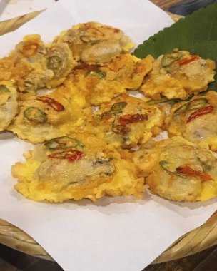 Sebzeli ve soslu kızarmış pirinç.