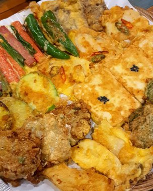 Patates ve sebzeli kızarmış tavuk.