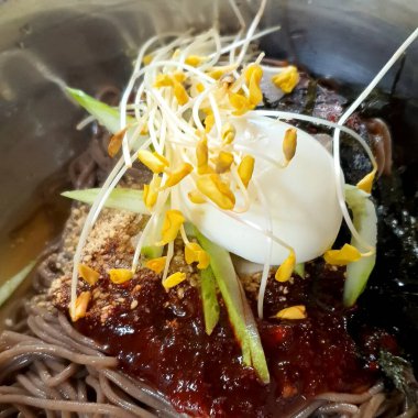 Sebzeli eriştenin mutfak fotoğrafı.