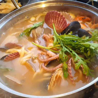 Bir tavada taze balık