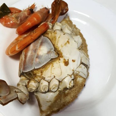 Deniz ürünleri ve balıklı taze deniz ürünleri.