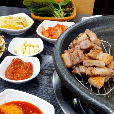 Geleneksel Kore usulü sığır ve domuz eti