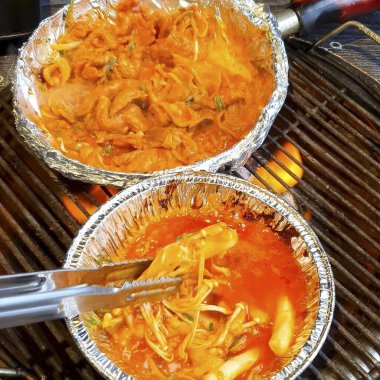 Soslu ve sebzeli kızarmış balık.