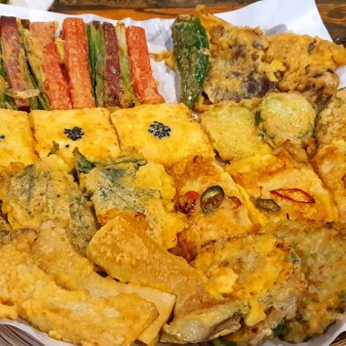 Lezzetli Asya yemeklerinin yakın görüntüsü