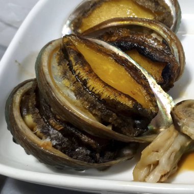 Sarımsak ve biberli ızgara midye.